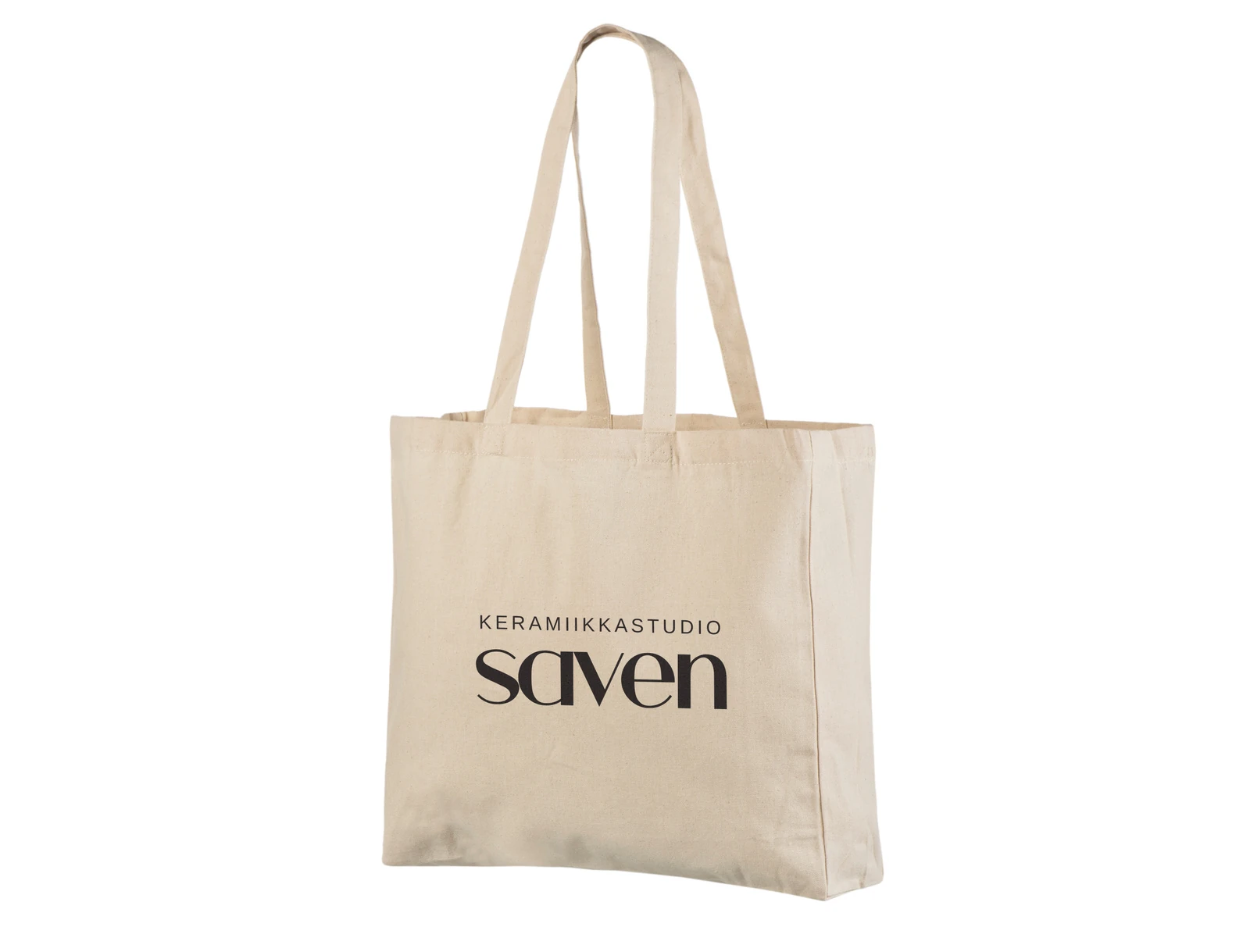 Breite naturfarbene Baumwolltasche mit langen Henkeln, Seitenfalte und schwarzer KERAMIIKKASTUDIO saven-Schrift
