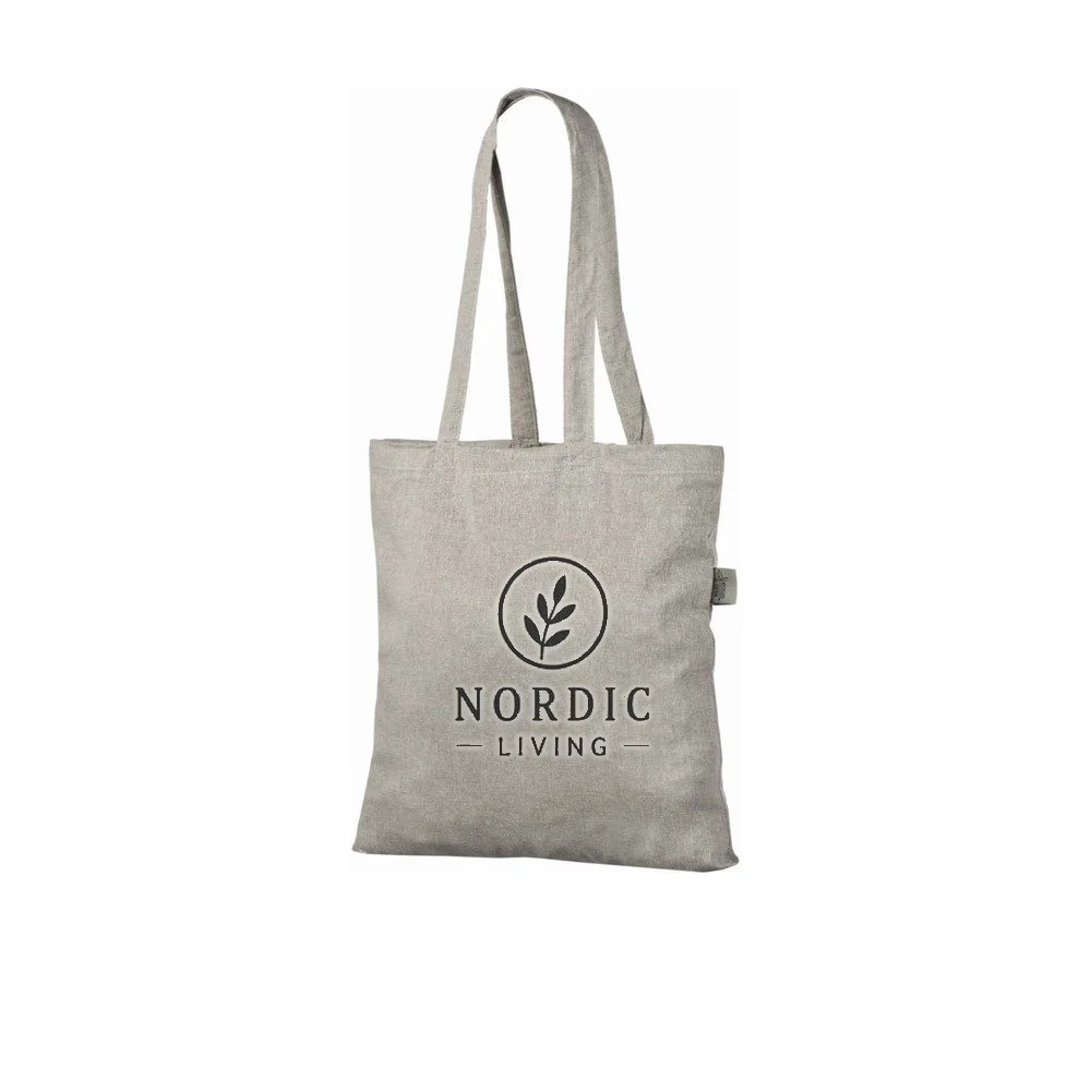 Ejemplo de impresión de logo a un color en la bolsa tote reciclada gris claro de 140 g/m², que muestra el diseño de muestra en la bolsa.
