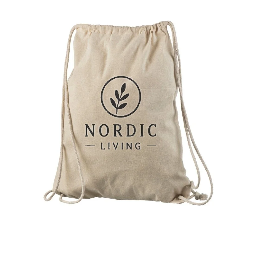 Ejemplo de impresión de logo a un color en la mochila de algodón con cordón en natural de 140 g/m², que muestra el diseño de muestra en la bolsa.