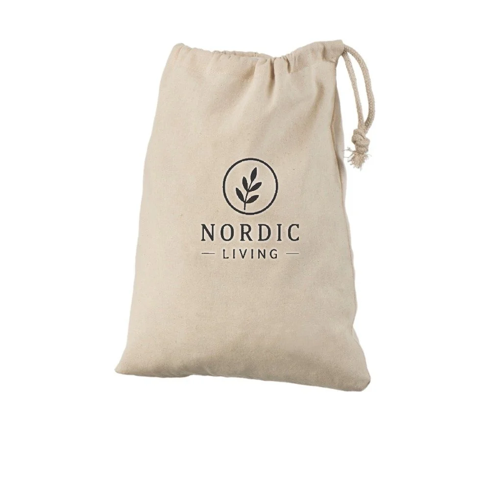 Exemple d'impression de logo en une couleur sur le sac à cordon en coton naturel 140 g/m², montrant le motif d'exemple sur le sac.