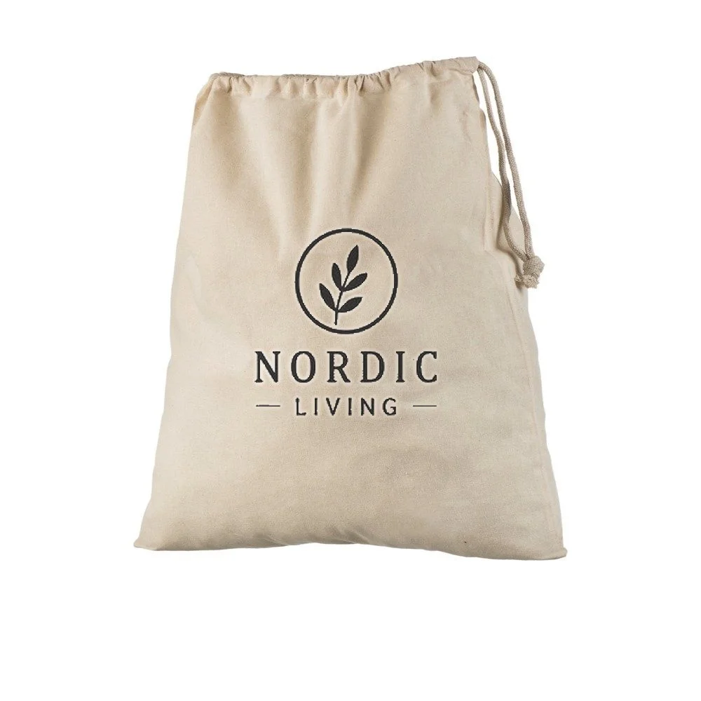 Exemple d'impression de logo en une couleur sur le sac à cordon en coton naturel 140 g/m², montrant le motif d'exemple sur le sac.