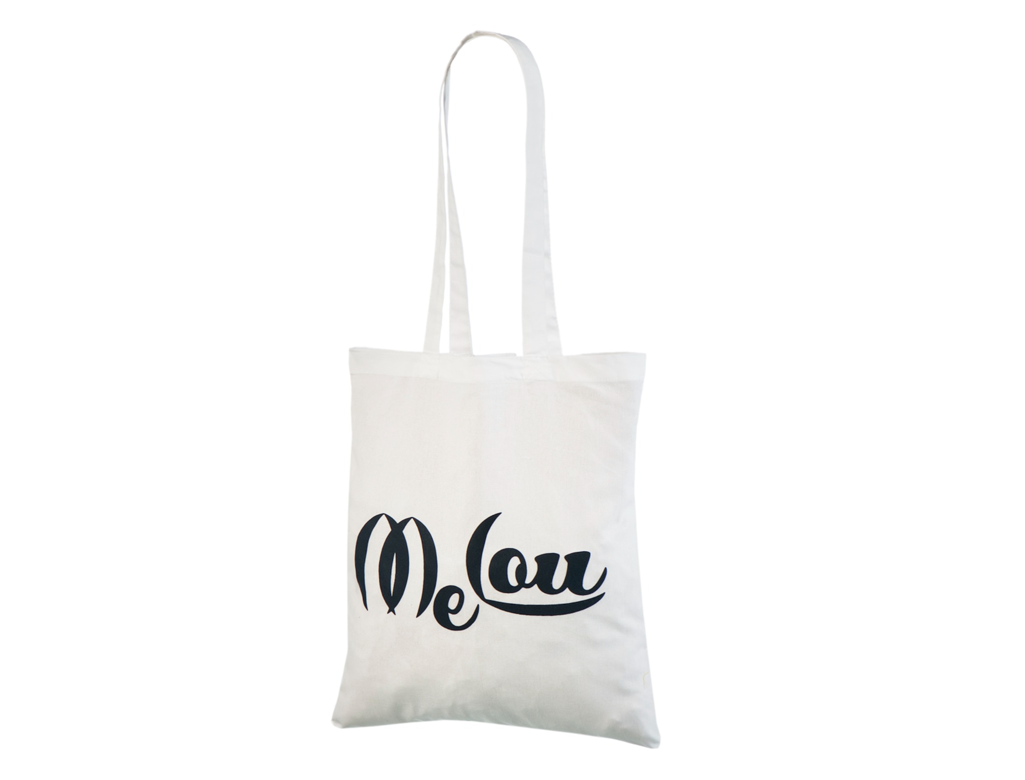 Tote bag en coton blanc avec anses longues et un grand logotype MeLou noir aux lettres courbes sur le bas de la face avant.