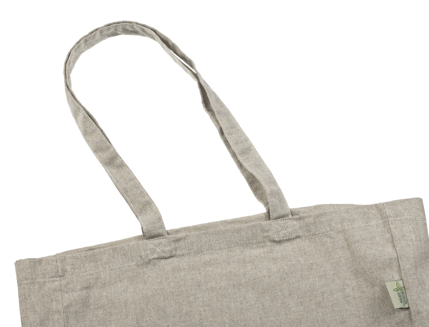 Šviesiai pilko 140 g/m² perdirbto maišelio rankenų stambus planas, kuriame matyti audinio juostos, siuvimo siūlės ir tvirtinimas prie maišelio.