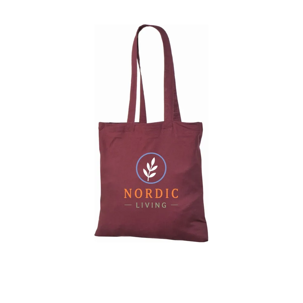 Keturių spalvų logotipo spaudos ant bordo 140 g/m² medžiaginio maišelio iš medvilnės pavyzdys, kuriame matyti pavyzdinis dizainas ant maišelio.