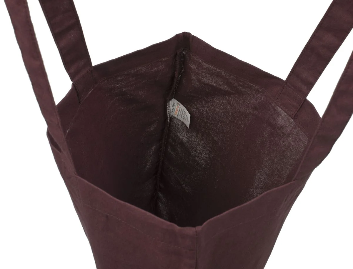 Bordo 140 g/m² medžiaginio maišelio iš medvilnės vidaus vaizdas, kuriame matyti audinys be pamušalo, susiūtos siūlės ir viduje pritvirtinta maža etiketė.