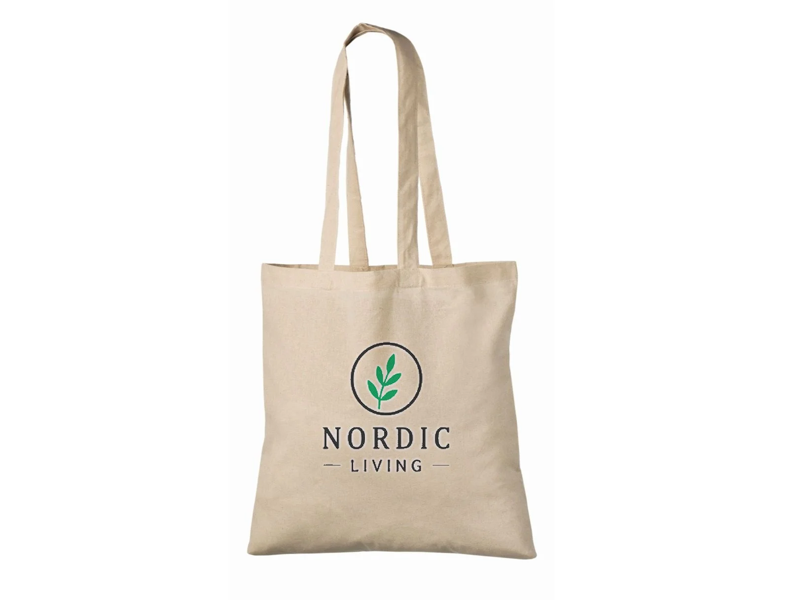 Natūralios spalvos 140 g/m² medžiaginis maišelis iš medvilnės su ilgomis rankenomis, parodytas iš priekio su žalia ir juoda spalvomis atspausdintu Nordic Living logotipu.