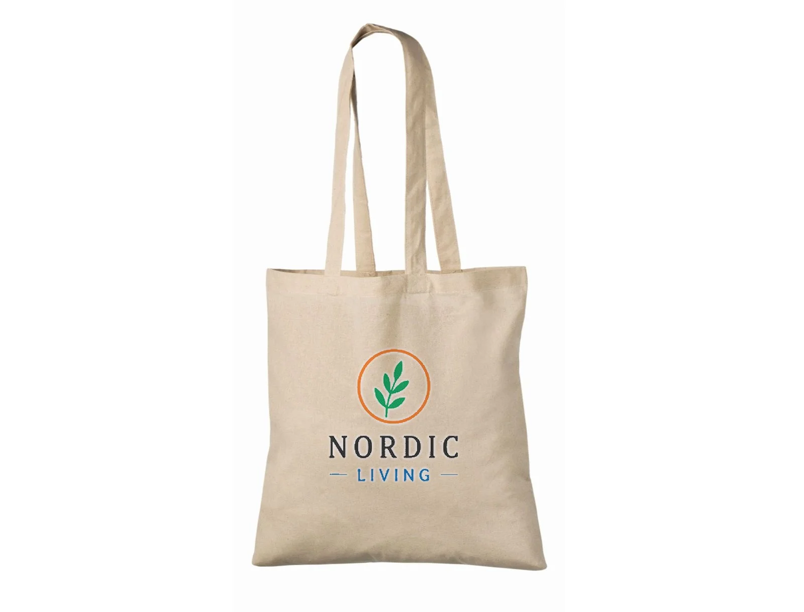 Natūralios spalvos 140 g/m² medžiaginis maišelis iš medvilnės su ilgomis rankenomis, parodytas su keturių spalvų Nordic Living logotipu žalia, oranžine, juoda ir mėlyna spalvomis.