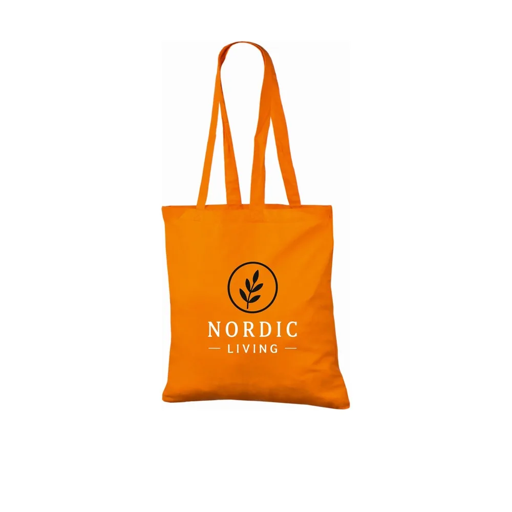 Dviejų spalvų logotipo spaudos pavyzdys ant oranžinio 140 g/m² medžiaginio maišelio iš medvilnės, kuriame matyti pavyzdinis dizainas ant maišelio.