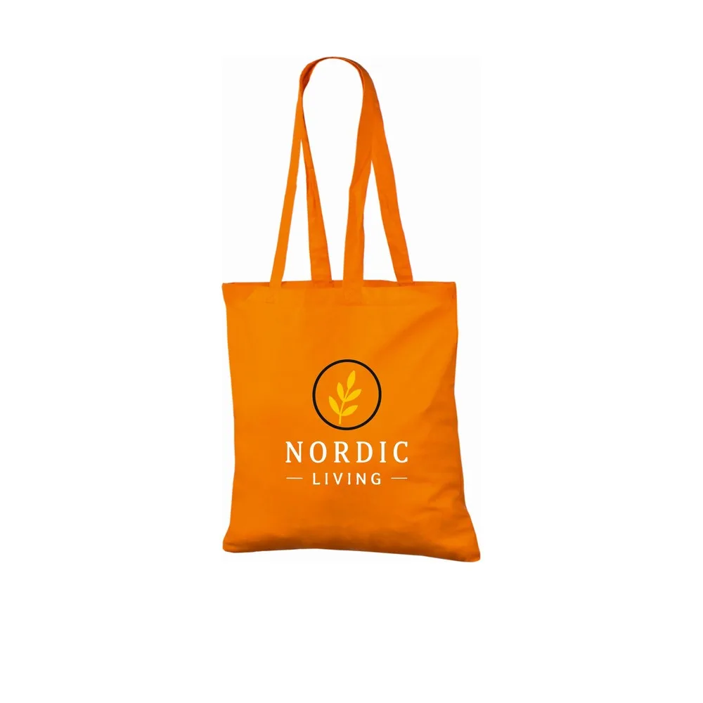 Trijų spalvų logotipo spaudos pavyzdys ant oranžinio 140 g/m² medžiaginio maišelio iš medvilnės, kuriame matyti pavyzdinis dizainas ant maišelio.