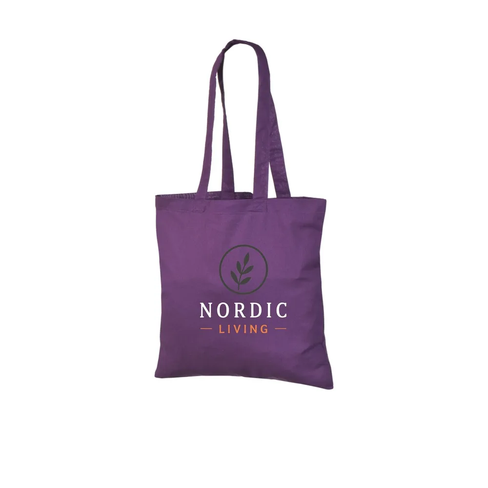 Trijų spalvų logotipo spaudos ant violetinio 140 g/m² medžiaginio maišelio iš medvilnės pavyzdys, matyti pavyzdinis dizainas ant maišelio.