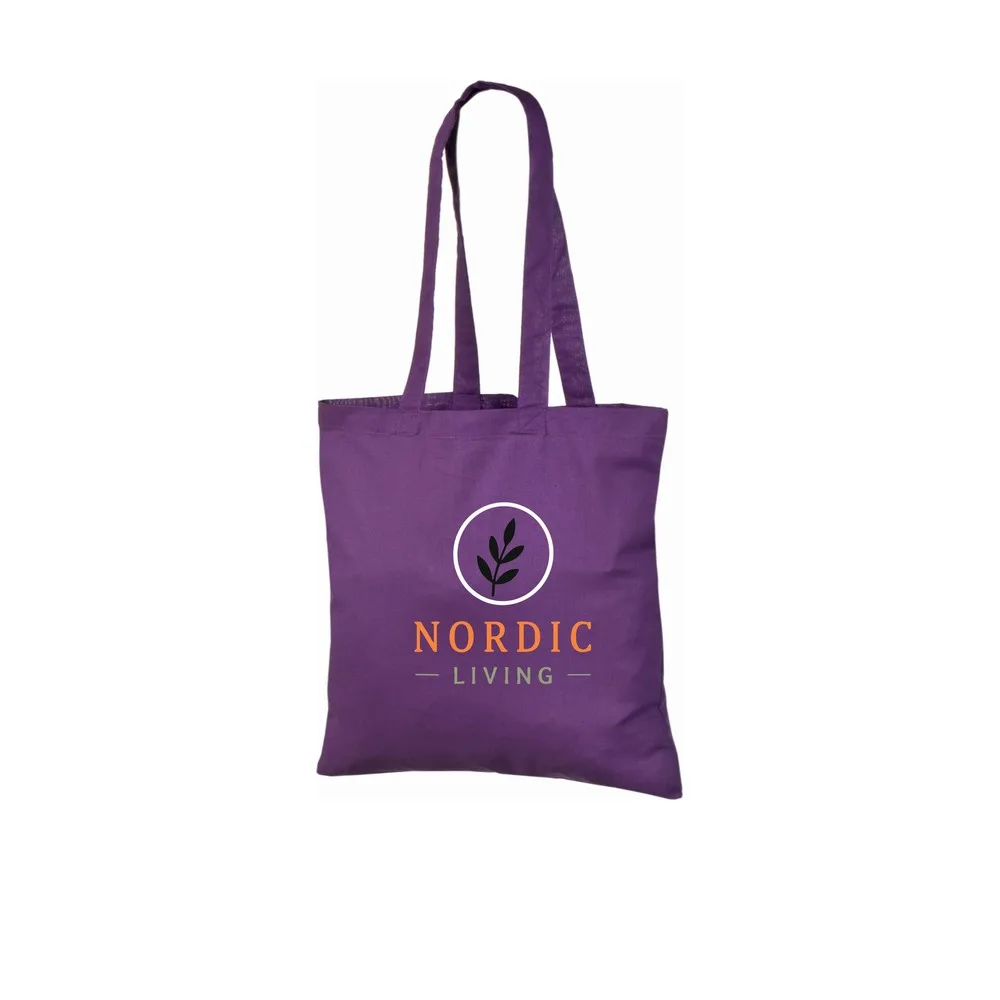 Keturių spalvų logotipo spaudos ant violetinio 140 g/m² medžiaginio maišelio iš medvilnės pavyzdys, matyti pavyzdinis dizainas ant maišelio.