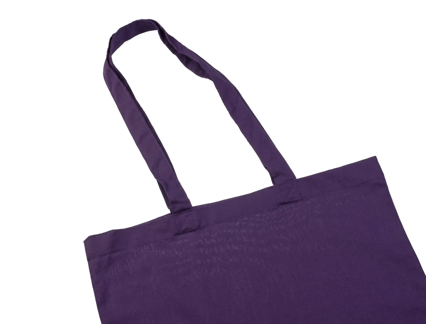 Violetinio 140 g/m² medžiaginio maišelio iš medvilnės rankenų stambus planas, matyti audinio juostos, dygsniai ir tvirtinimas prie maišelio.