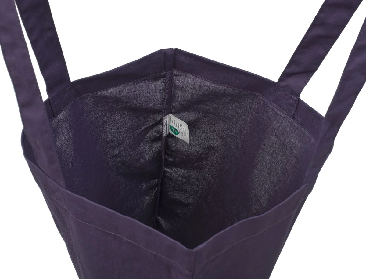 Violetinio 140 g/m² medžiaginio maišelio iš medvilnės vidaus vaizdas, matyti audinys be pamušalo, susiūtos siūlės ir viduje pritvirtinta maža etiketė.