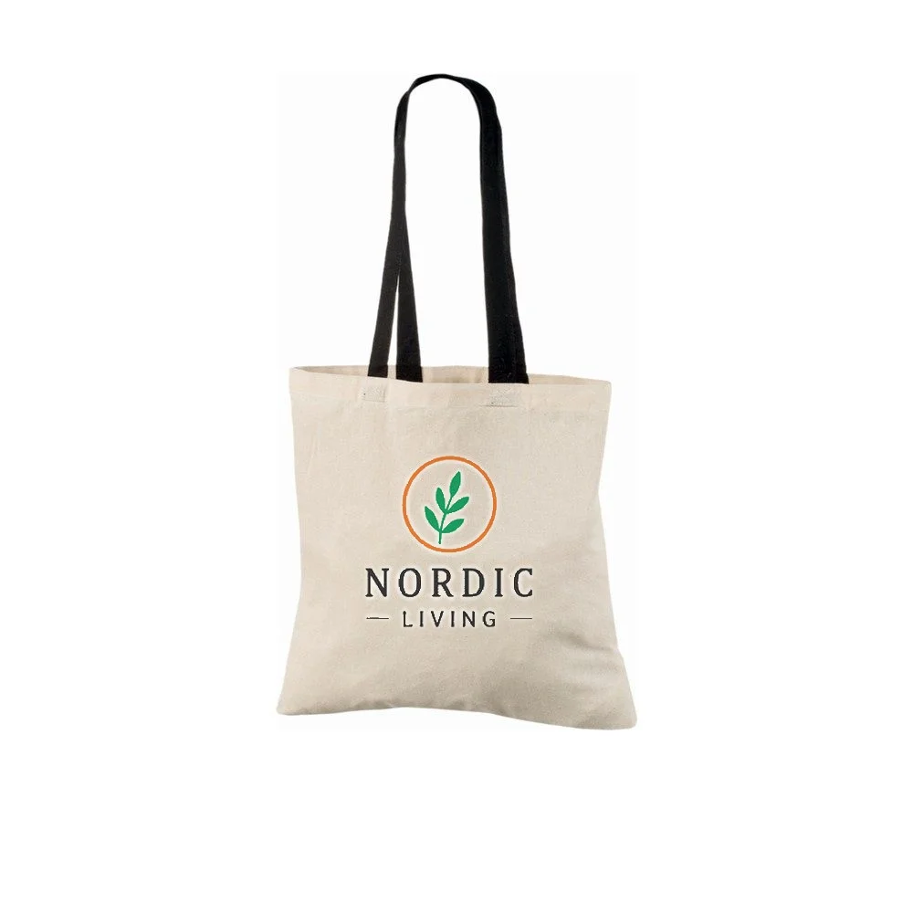 Trijų spalvų logotipo spaudos pavyzdys ant natūralaus 140 g/m² medžiaginio maišelio iš medvilnės su juodomis rankenomis, kuriame matomas pavyzdinis dizainas ant maišelio.