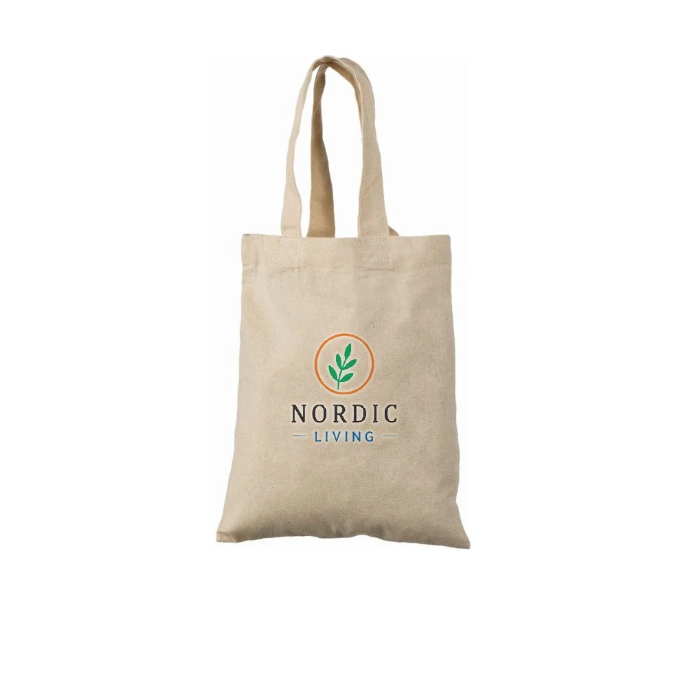 Keturių spalvų logotipo spaudos ant natūralaus 140 g/m² medžiaginio maišelio iš medvilnės pavyzdys, matyti pavyzdinis dizainas ant maišelio.