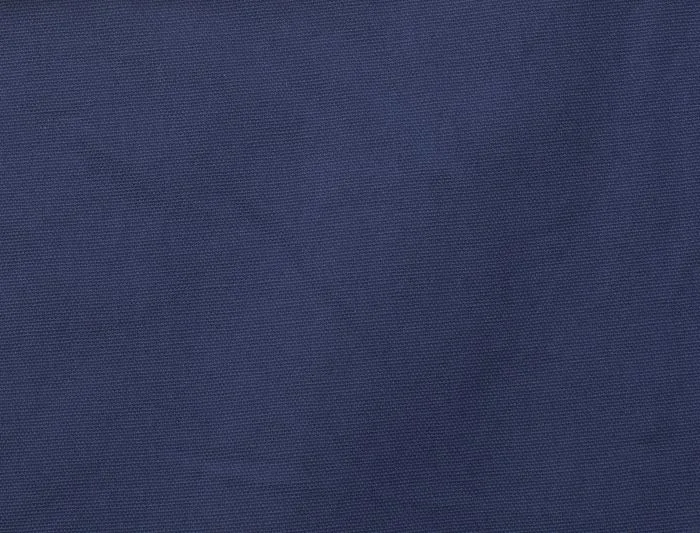 Karališkai mėlyno 220 g/m² medžiaginio maišelio iš medvilnės audinio stambus planas, kuriame matyti austo paviršiaus tekstūra, naudojama maišelio korpusui.
