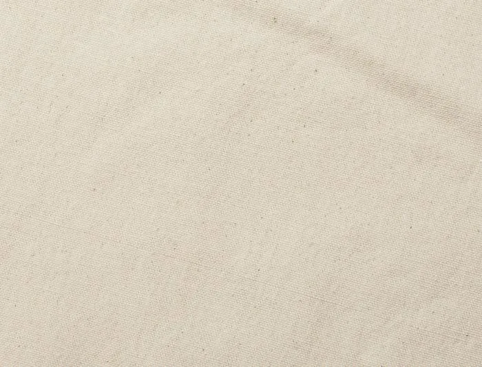 Natūralaus 340 g/m² medžiaginio maišelio iš medvilnės audinio stambus planas, kuriame matyti austo paviršiaus tekstūra, naudojama maišelio korpusui.
