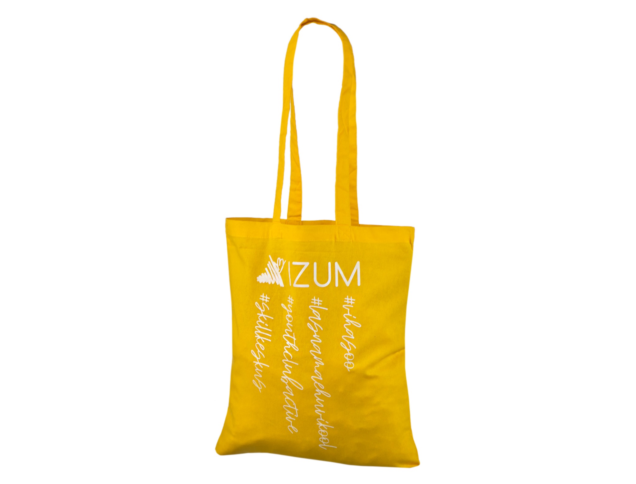 Saco tote de algodão amarelo com alças compridas, um logótipo IZUM branco junto ao topo e quatro hashtags em estilo manuscrito dispostas verticalmente por baixo.